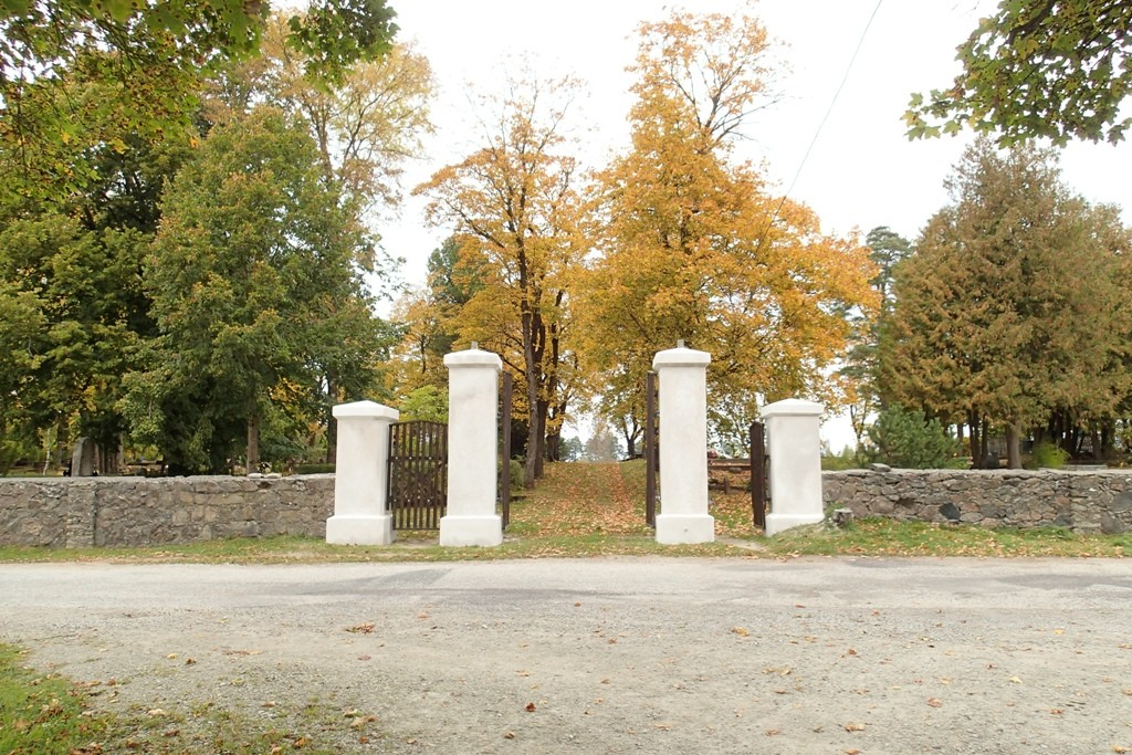 Kunda vana kalmistu värav.png